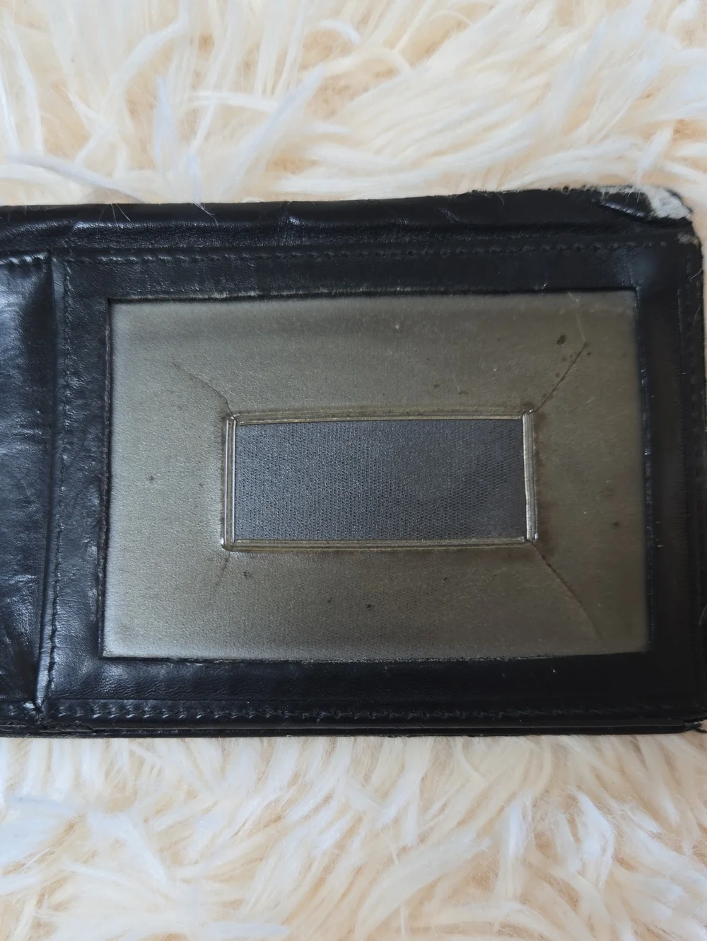 Gucci Black Leather Men's Bifold Wallet with Logo Plaque ***Needs Repair***